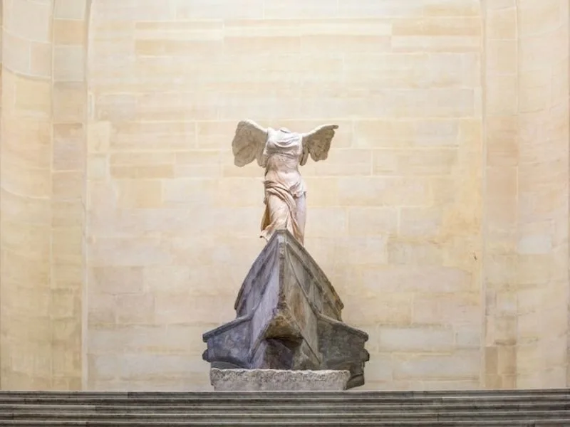 bao tang louvre bieu tuong nghe thuat giua long paris