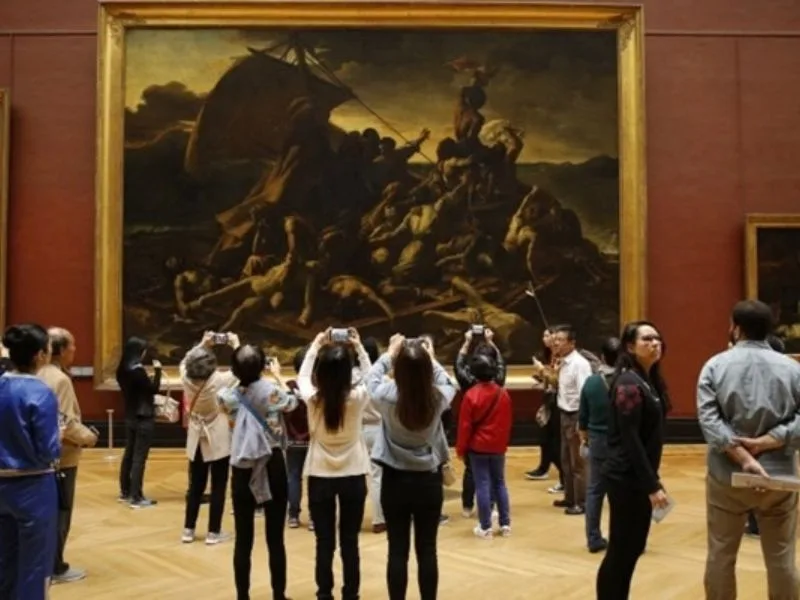bao tang louvre bieu tuong nghe thuat giua long paris