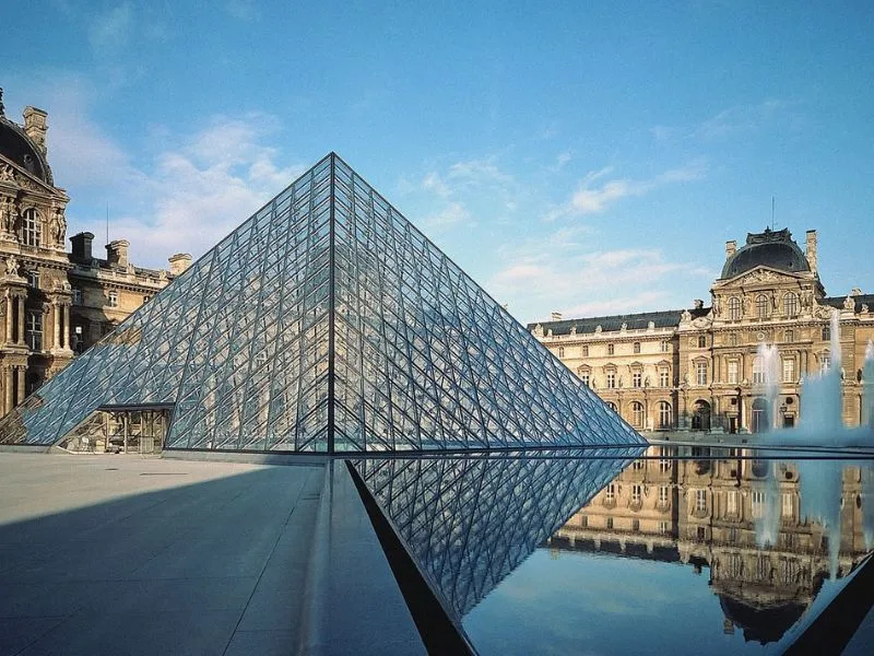 bao tang louvre bieu tuong nghe thuat giua long paris