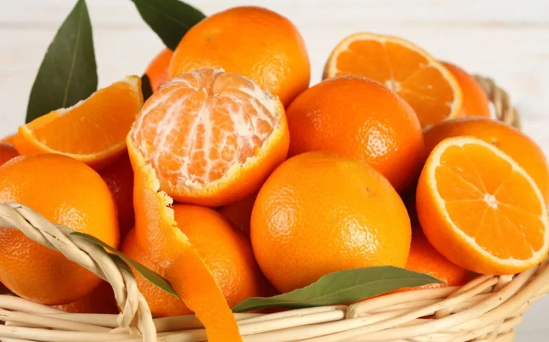 Cân đo định lượng 100g phần thịt cam để tính toán chính xác lượng calo.