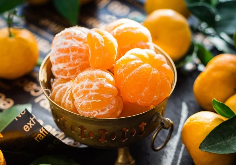 Bát trái cây tươi đa dạng kết hợp cam cùng nhiều loại quả khác trong thực đơn lành mạnh.