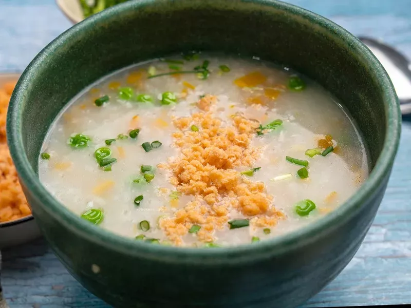 Cho cá hồi vào cháo ở giai đoạn cuối và rắc thêm thì là để tăng vị thơm.
