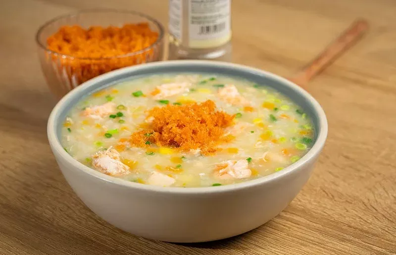 Tô cháo cá hồi sánh mịn, thơm ngon và giàu dinh dưỡng cho bữa ăn gia đình.