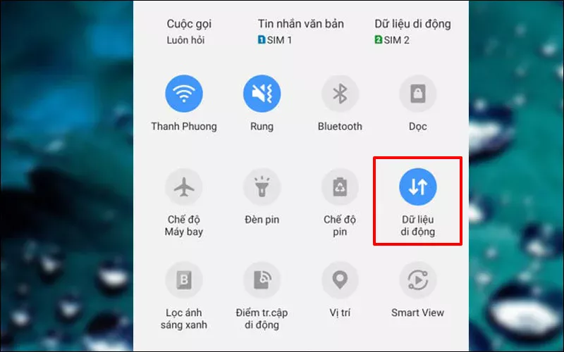 Bật Dữ liệu di động (4G/5G) từ Quick Panel trước khi kích hoạt điểm phát WiFi.
